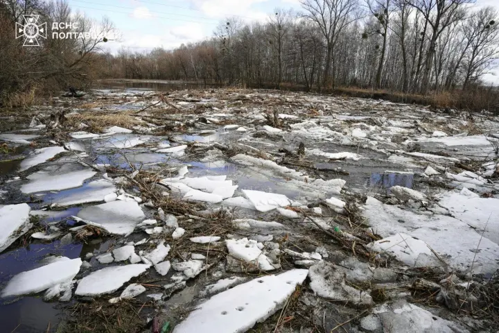 Масштабний льодовий затор утворився на річці Ворскла, рятувальники ліквідують наслідки