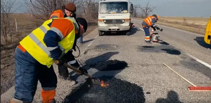 The government has allocated an additional three billion UAH from the reserve fund for road repairs