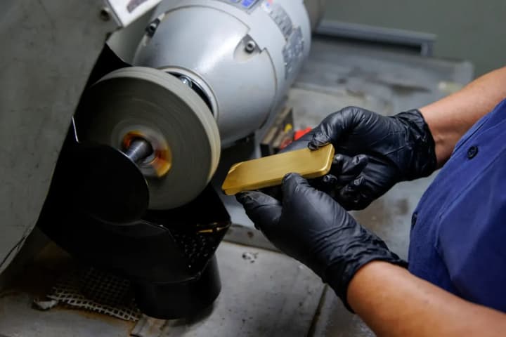 Світові ціни на золото демонструють зниження через очікування трейдерів щодо жорсткої політики ФРС США