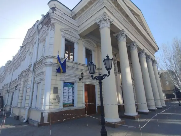 "Коли вимикається світло – вистава триває": як театр у Миколаєві працює після ракетного удару