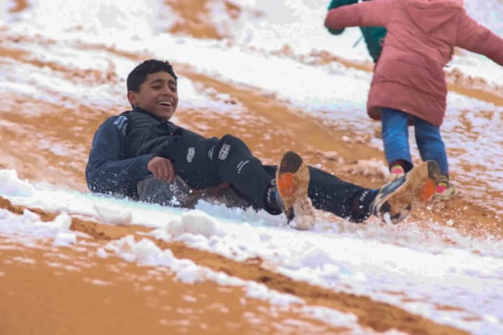 The Sahara Desert in Algeria was covered in snow due to an anomalous drop in temperature