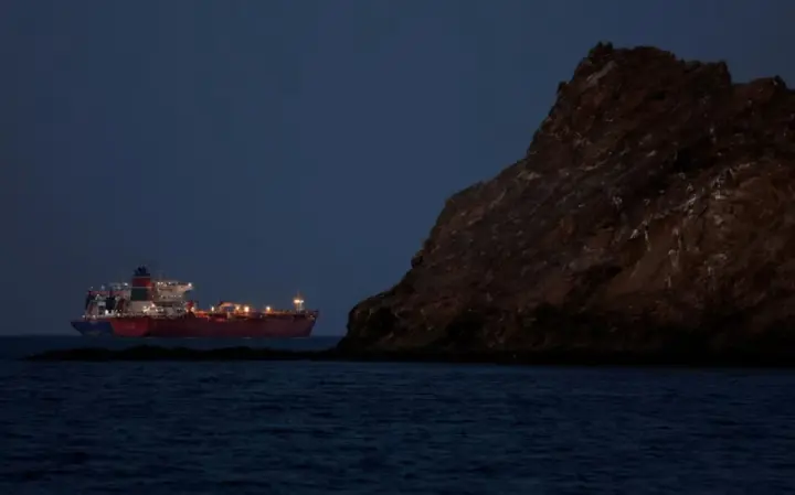 Іран може дозволити пропуск нафтових танкерів через Ормузьку протоку за однієї умови - CNN