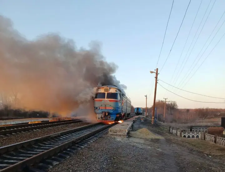 Ворожий БпЛА атакував пасажирський потяг на Сумщині, пасажирів евакуювали