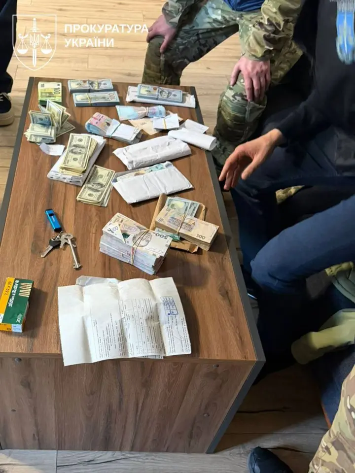 Вимагали понад 600 тис. доларів хабаря у справі про бурштин - в Офісі Генпрокурора заявили про викриття двох посадовців СБУ