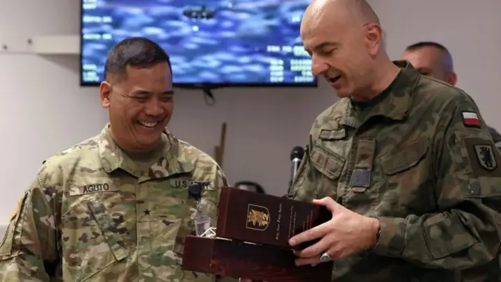 Генерал США Агуто после визита в Киев попал в скандал из-за алкоголя и секретных материалов