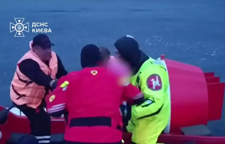 В Киеве женщина с дочерью оказалась на льдине посреди залива Оболонь