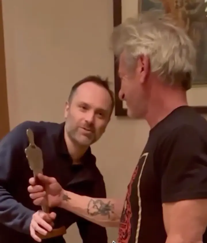 В Украине актеру Шону Пенну вручили уникальный "Оскар" из металла поврежденного РФ вагона