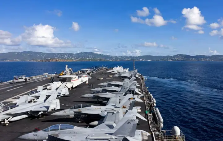 Авіаносець США Gerald R Ford зайде в порт після пожежі на борту