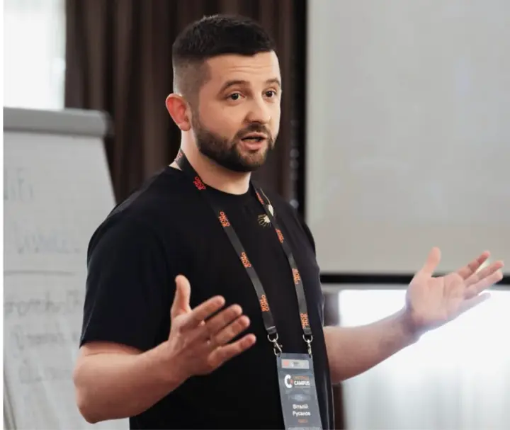 Скандальная клиника Odrex рекламирует врача Русакова, которого судят по делу о смерти пациента