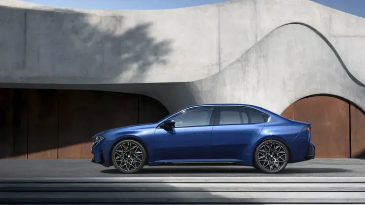 BMW втілює найпопулярнішу модель в електрокар i3 із запасом ходу 900 км