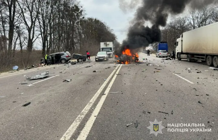 Под Львовом автомобиль взорвался после столкновения, есть погибший и раненые