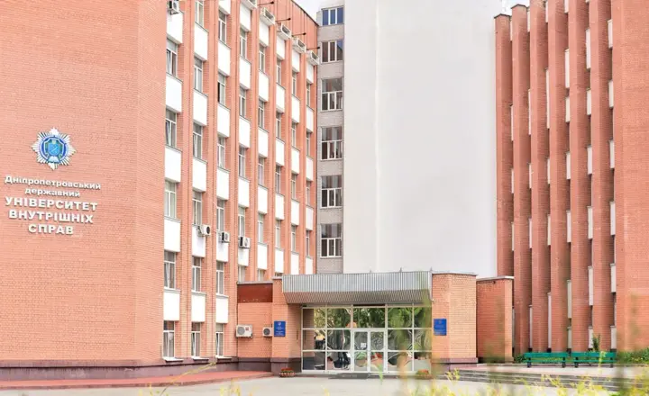 У Дніпрі розслідують скандал із курсантом, який сфотографувався біля тіла загиблої дівчини