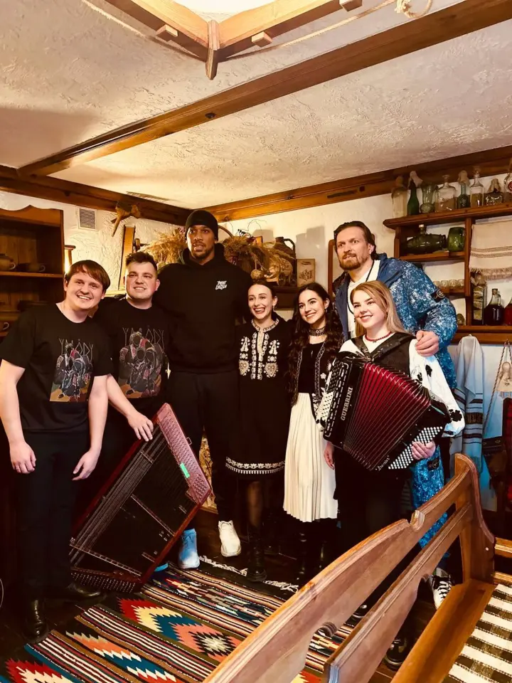 Усик влаштував Джошуа екскурсію Києвом і познайомив із національними стравами