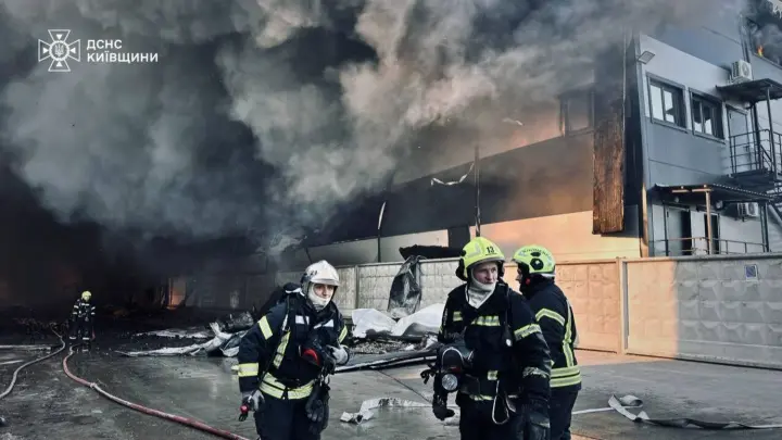 Масштабна пожежа на складі під Києвом охопила 5500 квадратних метрів, задіяні десятки рятувальників