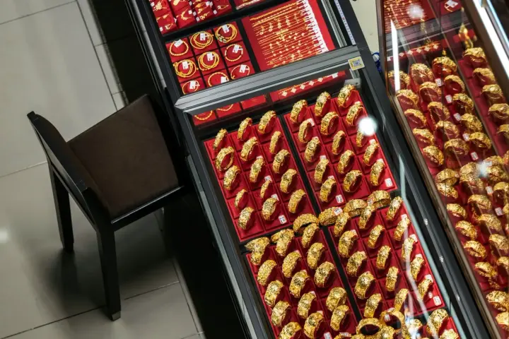 Gold plummets and hovers around $4500 amid escalating Middle East war