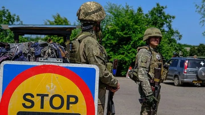 Окупанти на Луганщині масово вручають чоловікам приписи на блокпостах - партизани