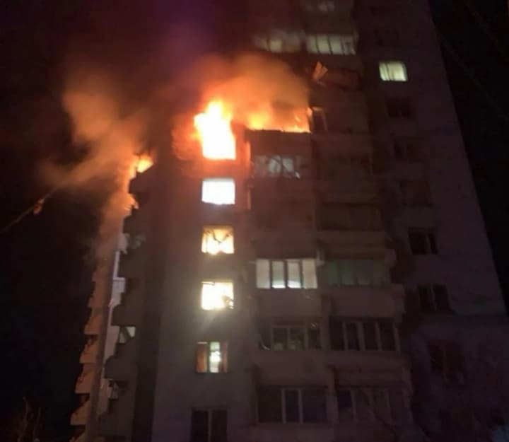 У Запоріжжі дрон влучив у багатоповерхівку є поранений і пожежі