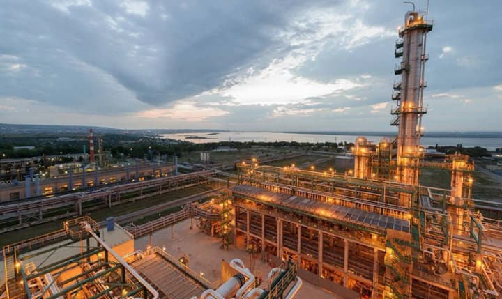 саратовський НПЗ зупинив роботу після атаки дронів виникла пожежа