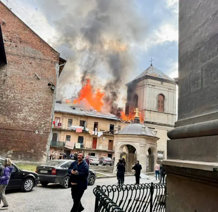 Через атаку рф на Львів щонайменше двоє людей поранені, горить багатоповерхівка