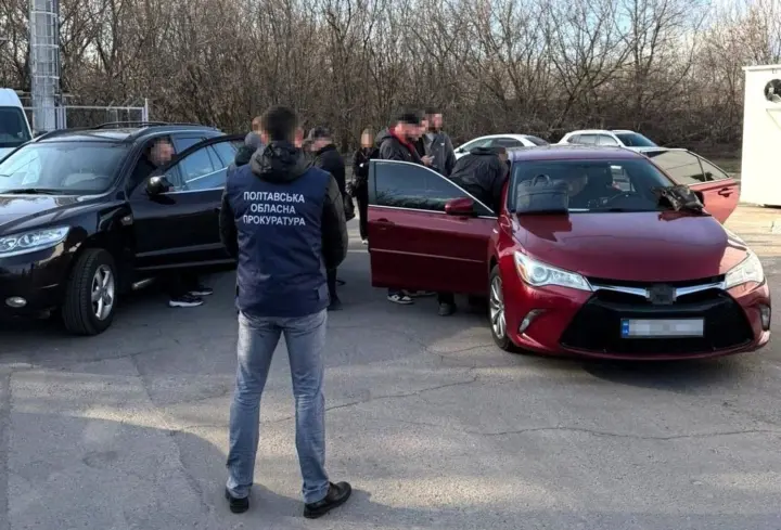 Продавали инвалидность за 13 000 долларов - на Полтавщине задержали врача и двух посредников