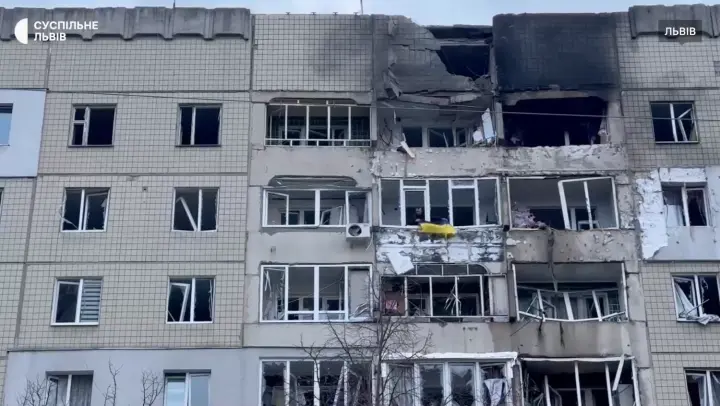 Во Львове мужчина вывесил флаг Украины на балконе квартиры, поврежденной «шахедом»