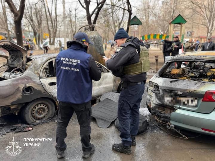 Просто посеред дня по двору багатоповерхівки - нові кадри з місця удару рф у Харкові, де зросла кількість постраждалих
