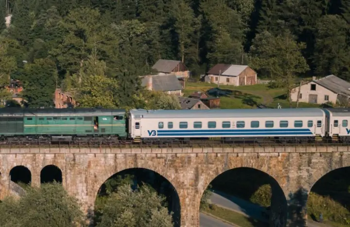 Укрзализныця запускает дополнительные поезда и продлевает маршрут до Яремче