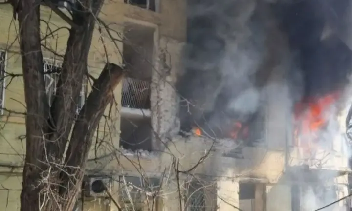 У Дніпрі російський "шахед" влучив у багатоповерхівку, є постраждалі