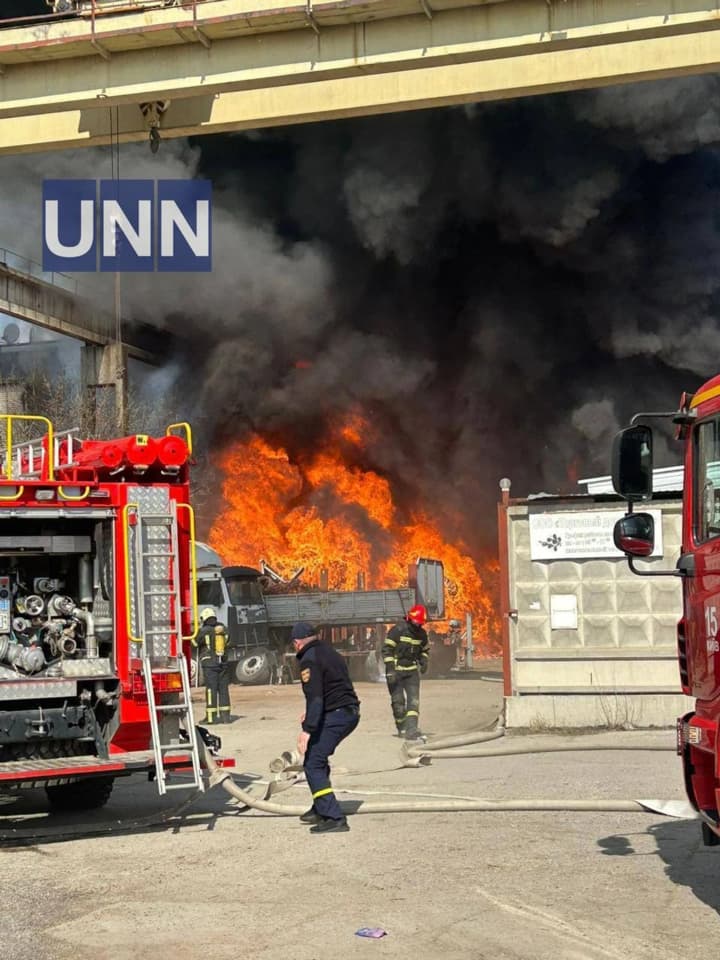 Масштабна пожежа на Набережній-Корчуватській у Києві охопила сотні квадратних метрів сміття