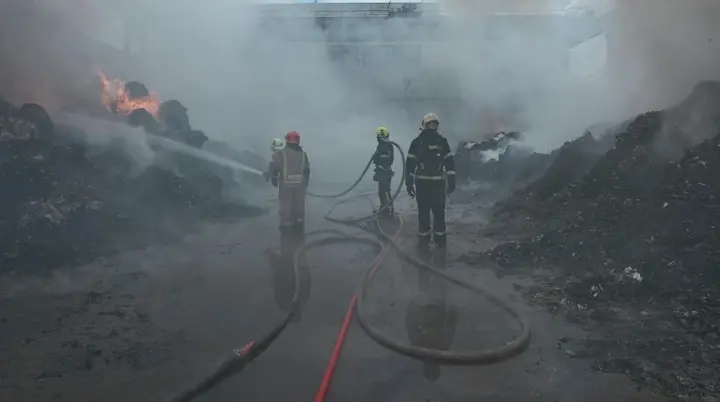 В Киеве локализован масштабный пожар в Голосеевском районе - ГСЧС показала кадры