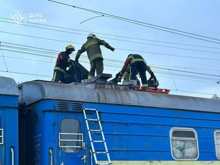 У Києві на даху потяга загинув підліток, ще двоє госпіталізовані з опіками