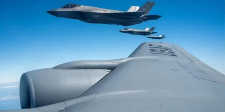 Біля резиденції Трампа знову тривога в небі, американські винищувачі перехопили літак