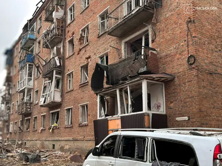 Оккупанты сбросили две авиабомбы на общежитие в Глухове, есть раненые