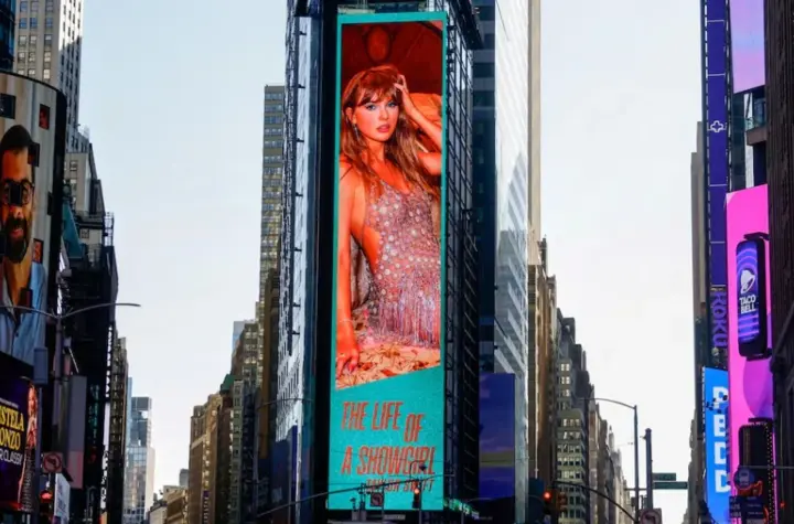 На Тейлор Свифт подали в суд из-за названия альбома "The Life of a Showgirl"