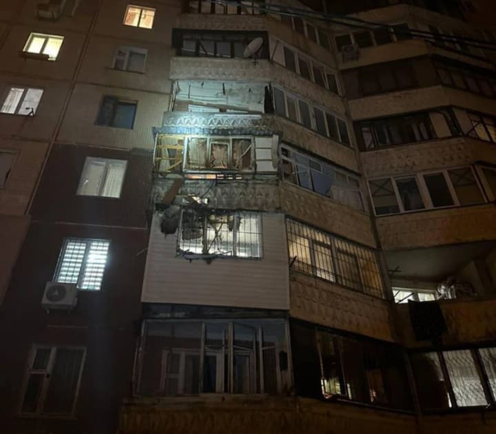 В Одессе дрон попал в балкон дома, повреждено несколько этажей, есть пострадавший