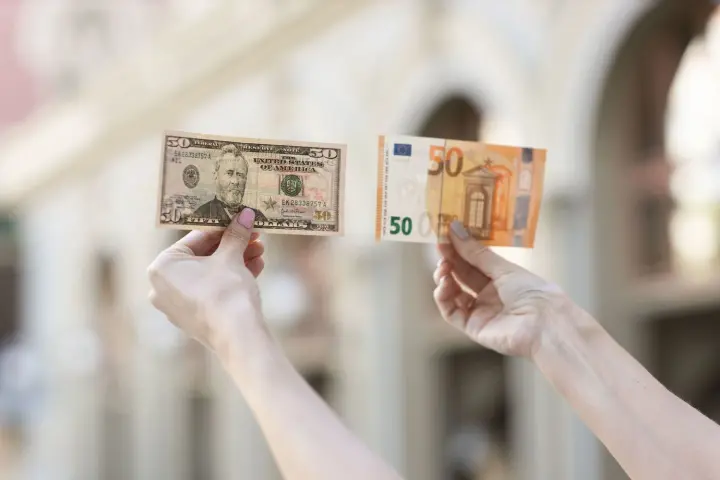 Курс валют на 31 березня: долар та євро продовжують дешевшати після рекордів
