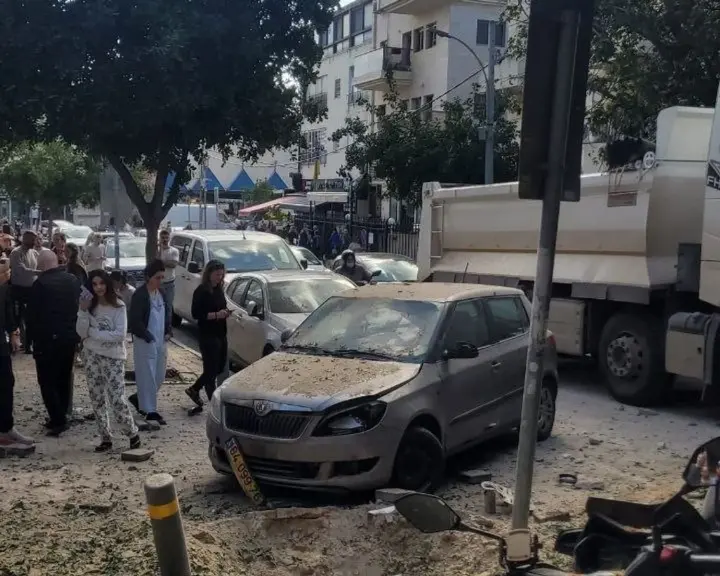 Частини іранської касетної ракети впали біля посольства України в Ізраїлі - МЗС