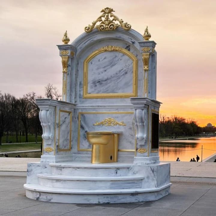 Золотой унитаз выставили в Вашингтоне, высмеивая декор Трампа на фоне ремонта в Белом доме