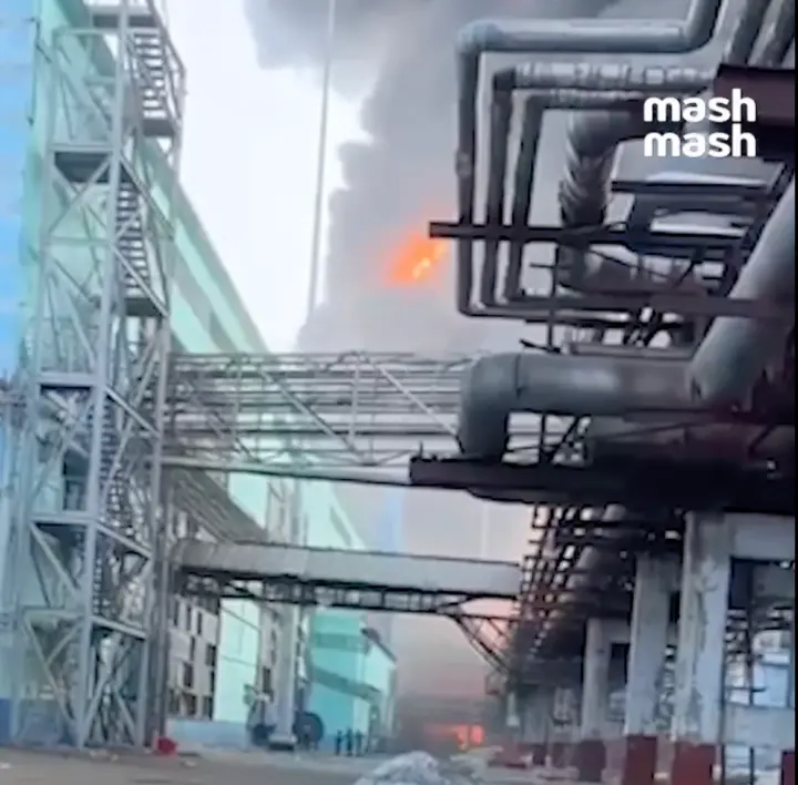 Масштабный пожар вспыхнул на заводе в Татарстане: три человека погибли, более 50 - ранены