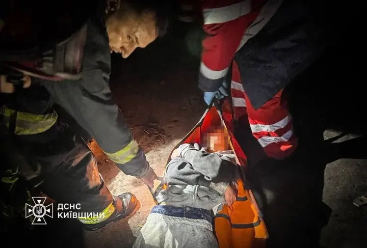 Celebrated a birthday at an abandoned water pumping station - a 17-year-old girl fell into an eight-meter shaft near Kyiv