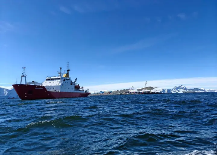 Український криголам "Ноосфера" вперше доставив експедицію і вантаж до британської антарктичної станції "Ротера"