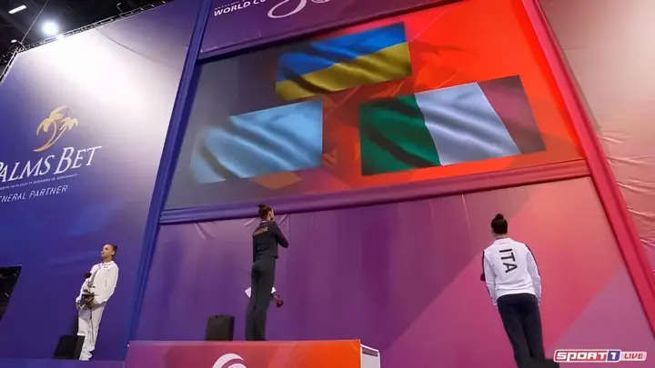 росіянка на нагородженні відвернулася від символів України - реакція не забарилась