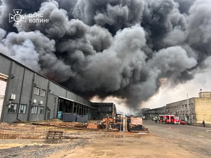 На терминале "Новой почты" пожар охватил 3,6 тыс. кв. м - в ГСЧС показали последствия атаки рф на Луцк
