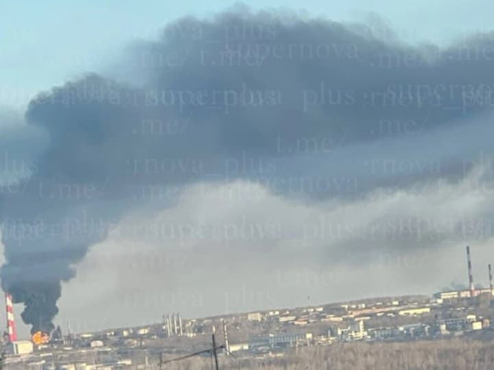 У росії повідомили про атаку дронів на НПЗ в Уфі, сталася пожежа