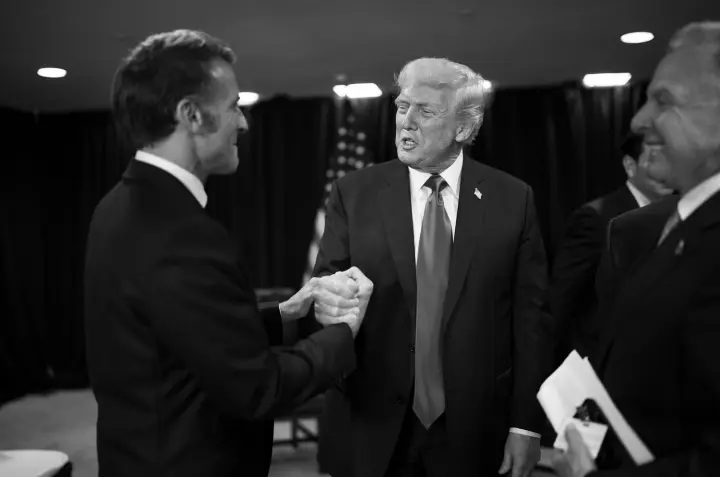 "До сих пор оправляется от правой в челюсть": Трамп высмеял Макрона на закрытом обеде. Президент Франции отреагировал