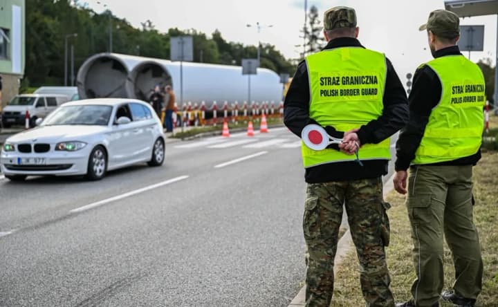 Two Ukrainians detained in Poland for illegally transporting 12 undocumented Russians