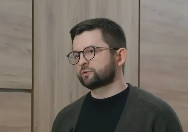 От критики до давления: как скандальный врач Русаков пытается повлиять на суд по делу о смерти Аднана Кивана