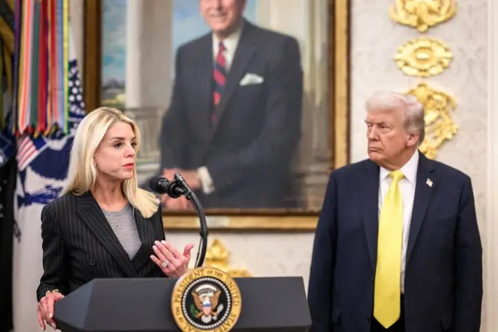 Трамп обсуждал увольнение генпрокурора США на фоне недовольства по "делу Эпштейна" - СМИ