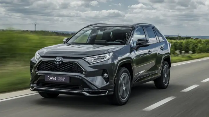 У березні українці купили майже 6 тисяч нових авто - лідирує Toyota RAV4