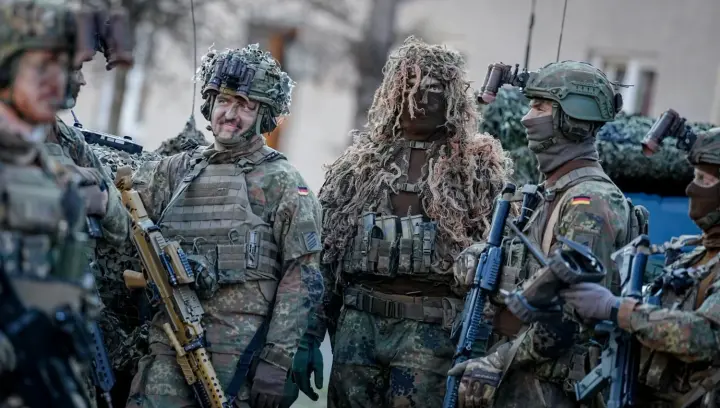 В Германии мужчин 17–45 лет обязали получать разрешение на выезд из страны более чем на три месяца